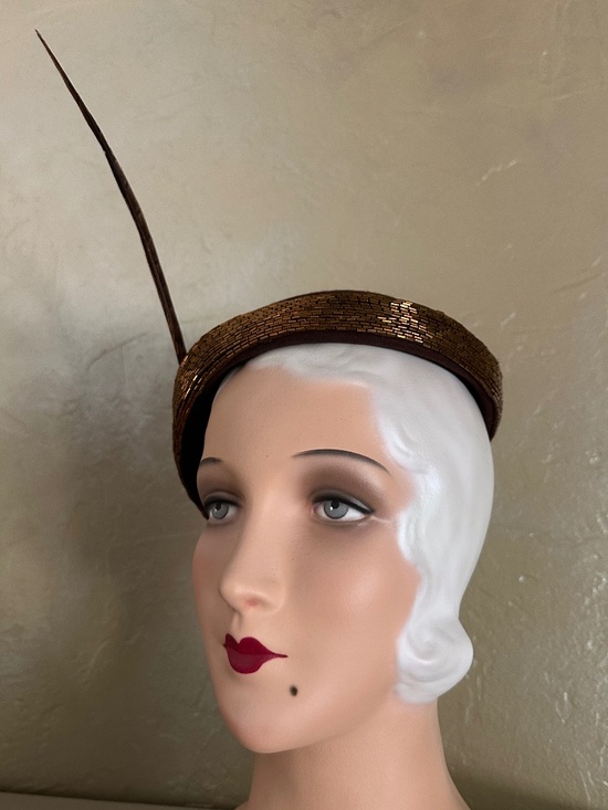 IRRESISTIBLE 1950s\' BROWN COCKTAIL HAT + IRIDESCENT BEADS & FEATHER main image 8